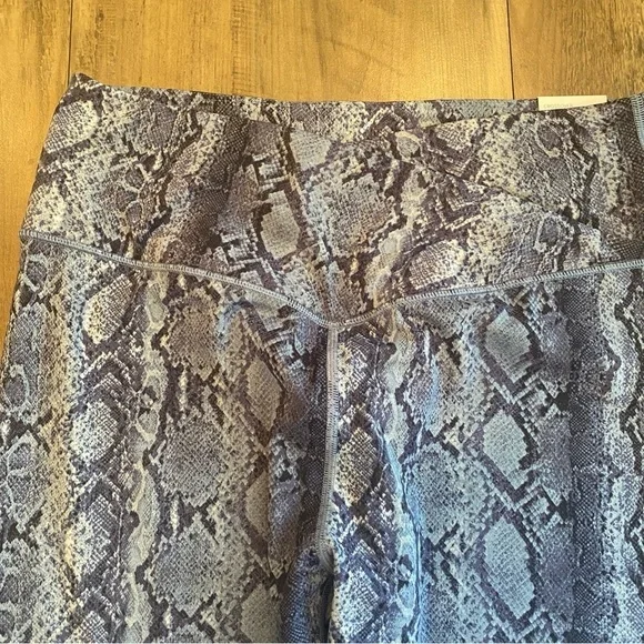 Victoria’s Secret • Navy Blue Snake Print 3/4 Length Leggings • Size 16 XL • NWT - Picture 3 of 6